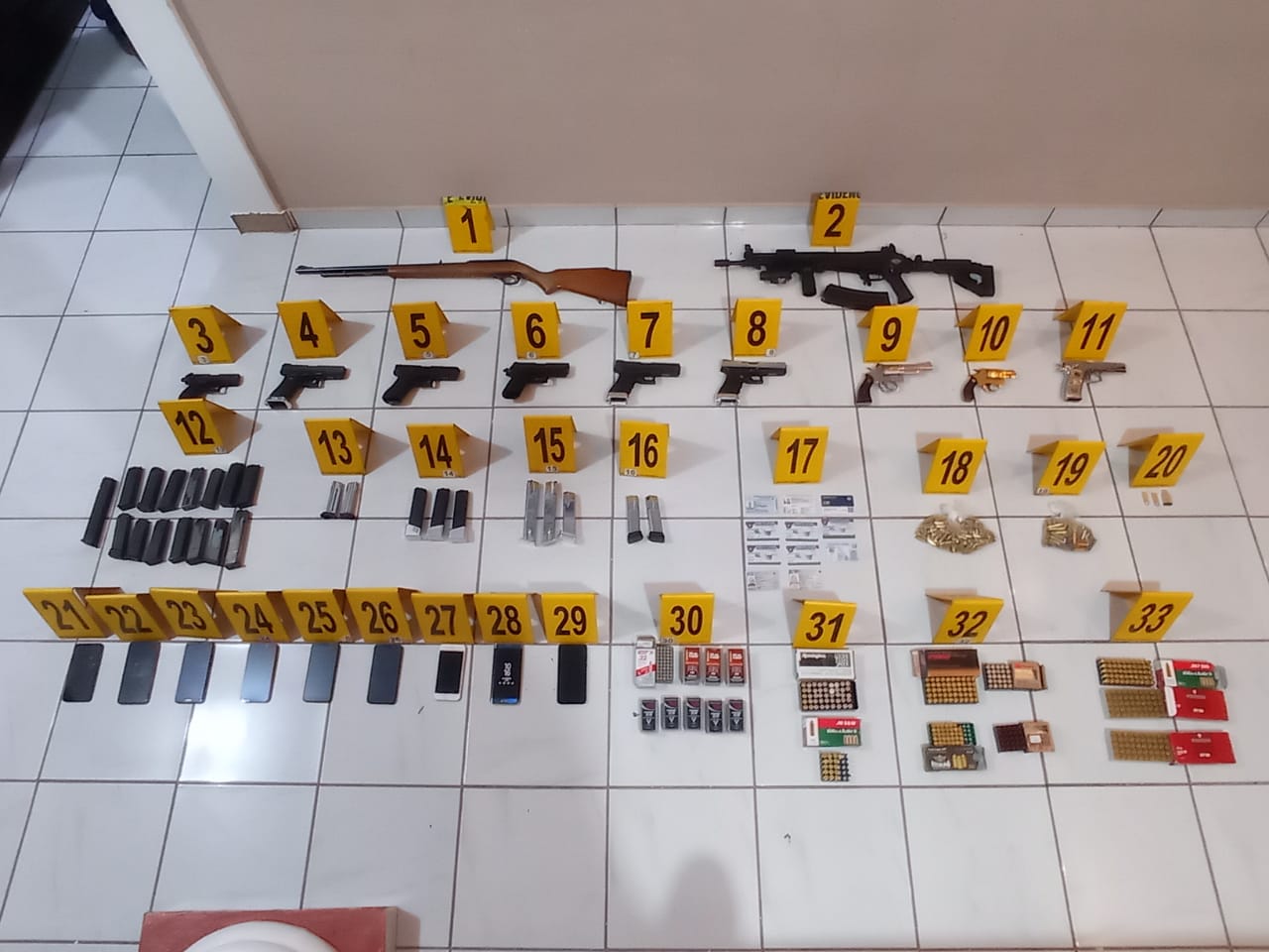 Decomisan más de 150 mil dólares, armas y 12 vehículos con placas guatemaltecas y salvadoreñas