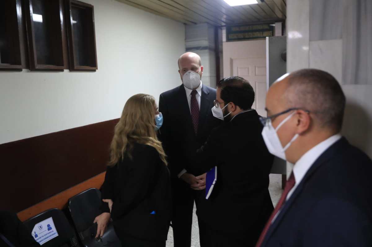 Embajador de EE. UU. William Popp respalda a jueza Aifán durante entrega de pruebas de descargo por proceso de antejuicio