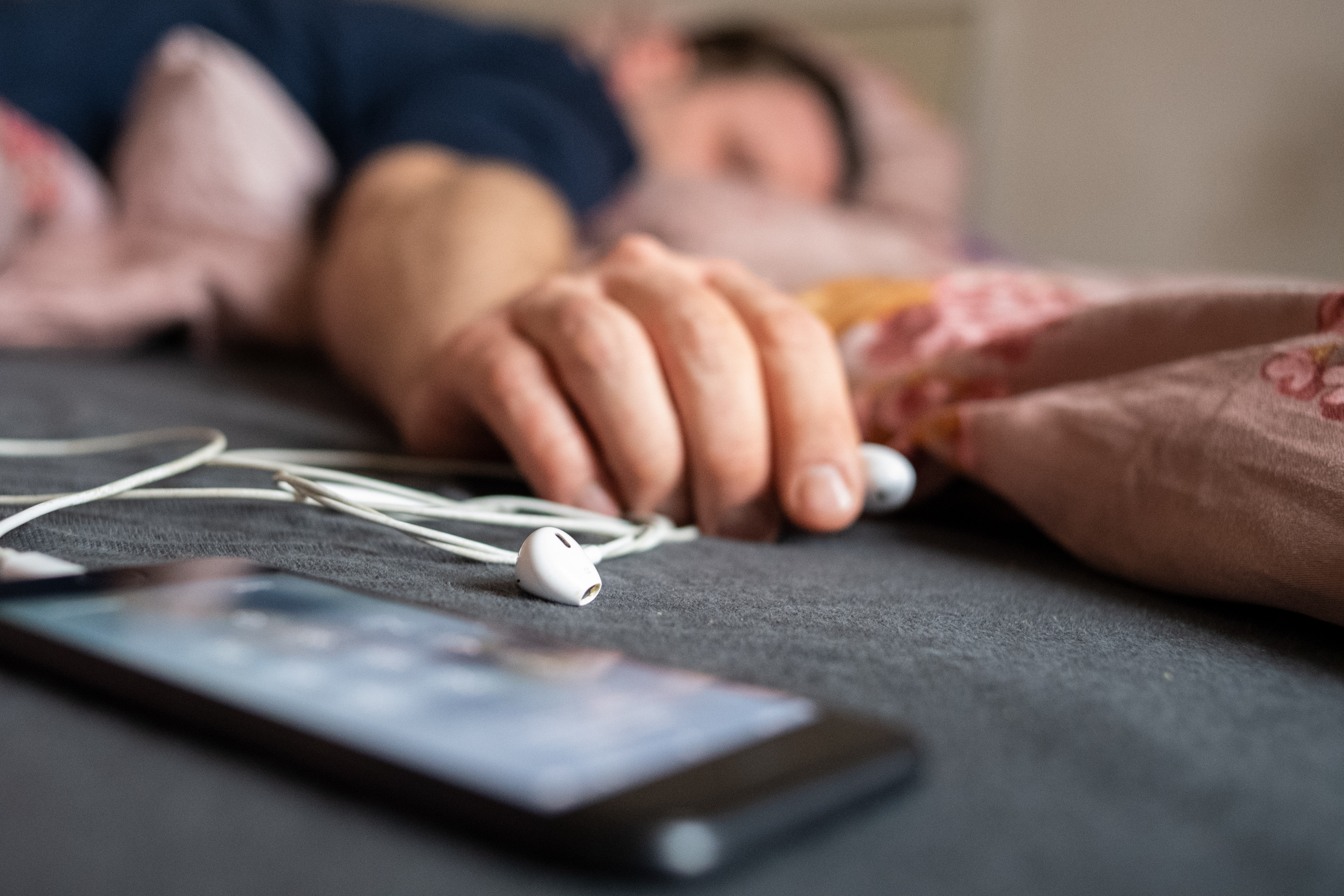 Dormir con auricularers