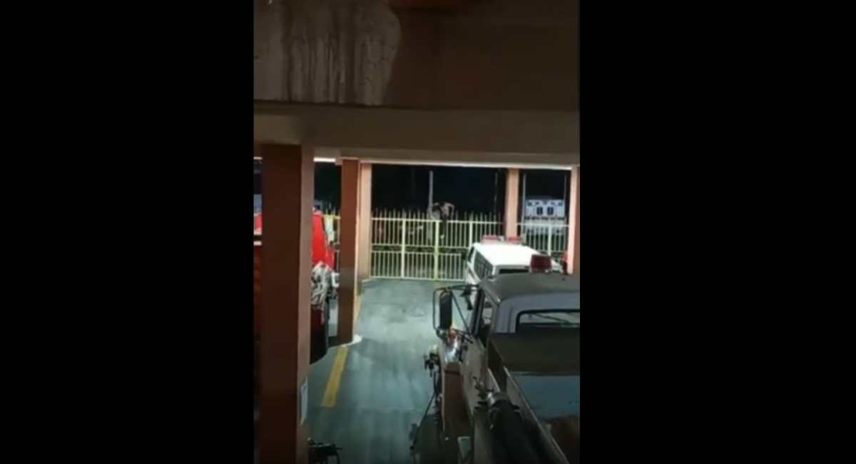 VIDEO: Un hombre intenta entrar a la fuerza a estación de bomberos, pero queda atrapado en las rejas