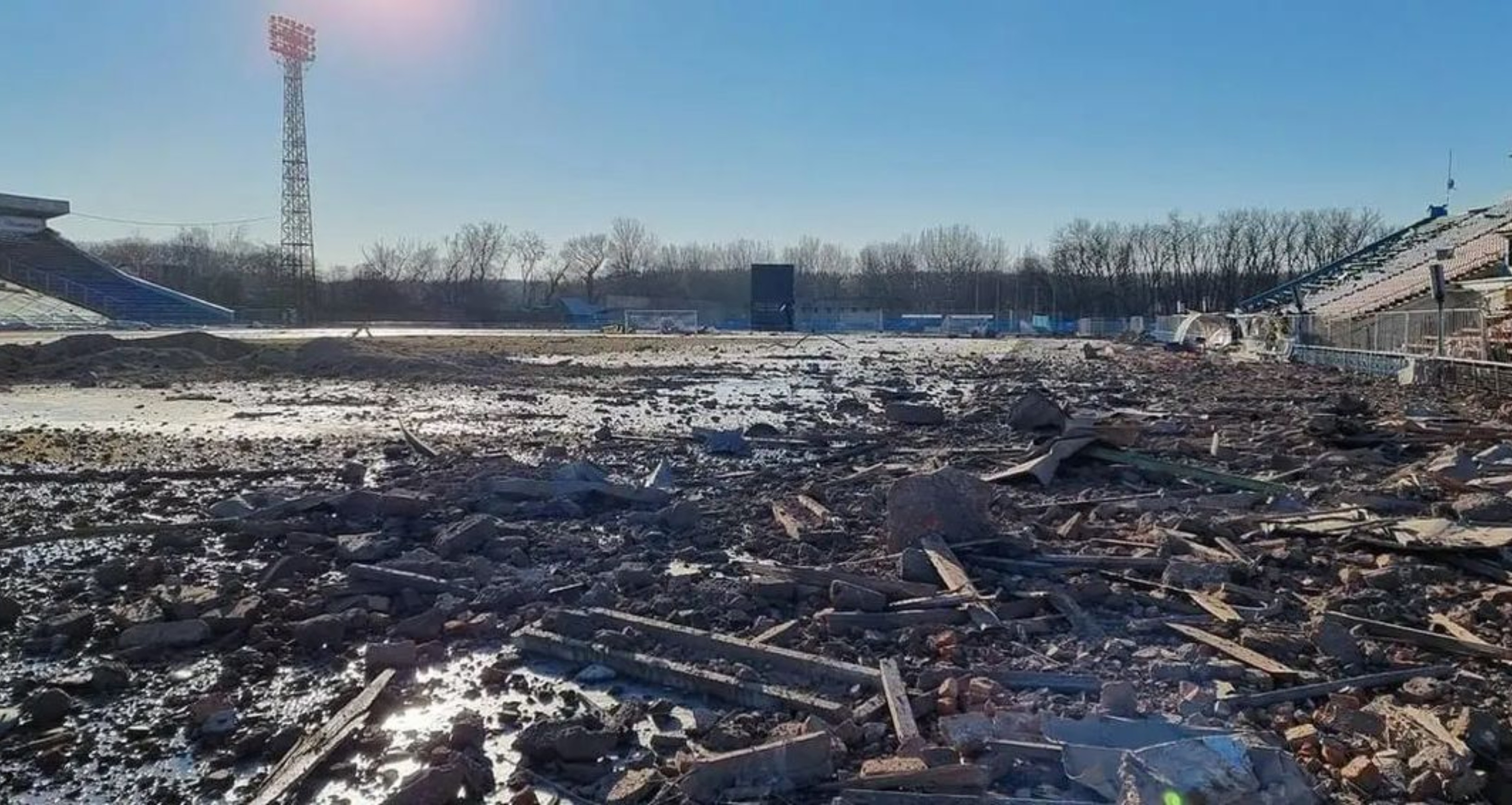 El estadio del FC Desna de Ucrania quedó destruido después de un bombardeo de Rusia. El club publicó las imágenes en sus redes sociales. Foto FC Desna / Instagram. 