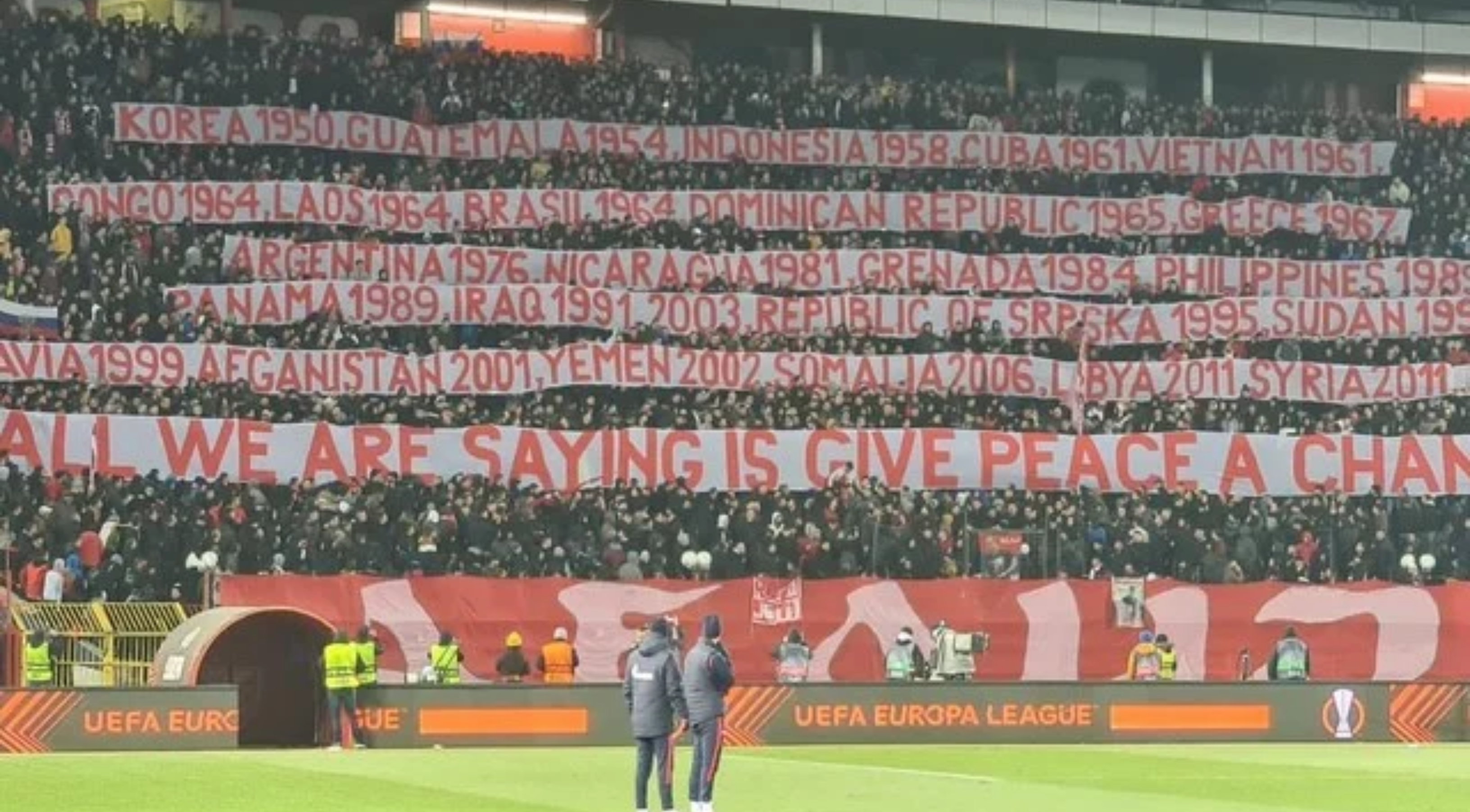 Los aficionados del Estrella Roja de Serbia mostraron estas telas durante un juego de la Europa League ante el Rangers de Escocia. Foto redes sociales.