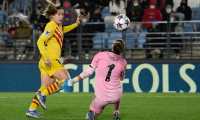 Barcelona's Spanish midfielder Alexia Putellas (L) scores her team's third goal during the women's UEFA Champions League quarter final first leg football match between Real Madrid CF and FC Barcelona at the Alfredo di Stefano stadium in Madrid on March 22, 2022. (Photo by JAVIER SORIANO / AFP)