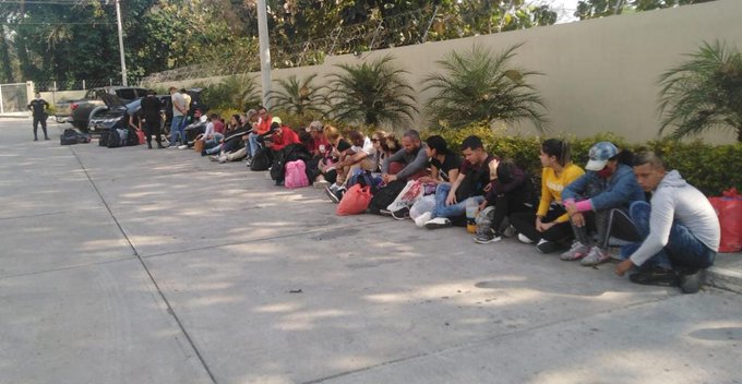 Al menos 80 migrantes eran transportados en un camión por una carretera de Coatepeque, Quetzaltenango. (Foto Prensa Libre: PNC)