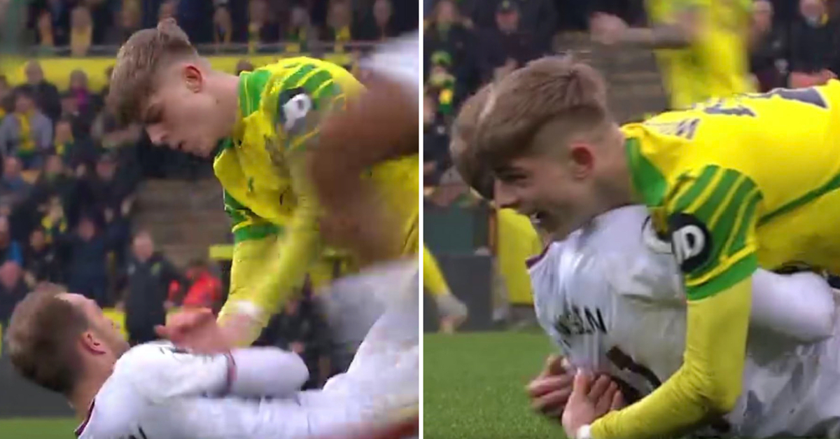 El incómodo abrazo del jugador del Norwich Brandon Williams (amarillo) a su rival del Brentford, Christian Eriksen. (Foto Prensa Libre: twitter)
