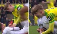 El incómodo abrazo del jugador del Norwich Brandon Williams (amarillo) a su rival del Brentford, Christian Eriksen. (Foto Prensa Libre: twitter)