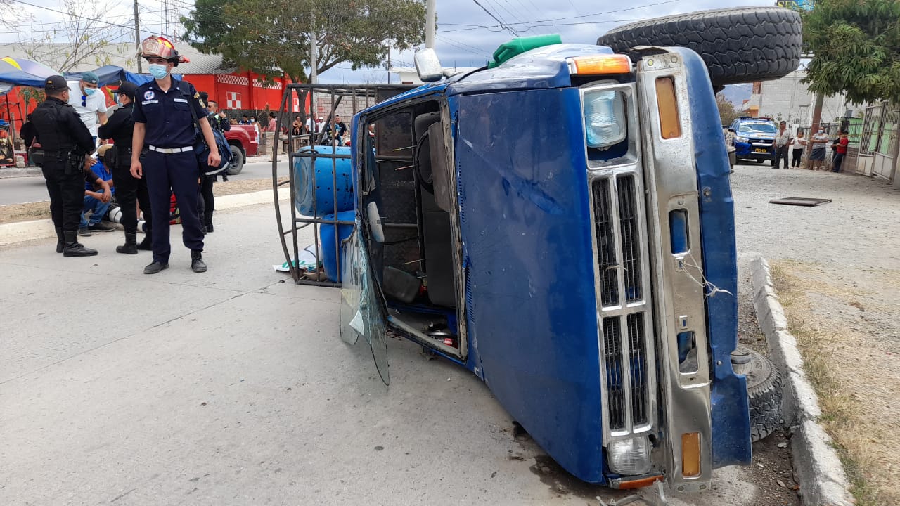Un accidente de tránsito en la calzada Flora de Ramos, Sanarate, El Progreso, dejó dos muertos y cinco heridos. (Foto Prensa Libre: CBMD)