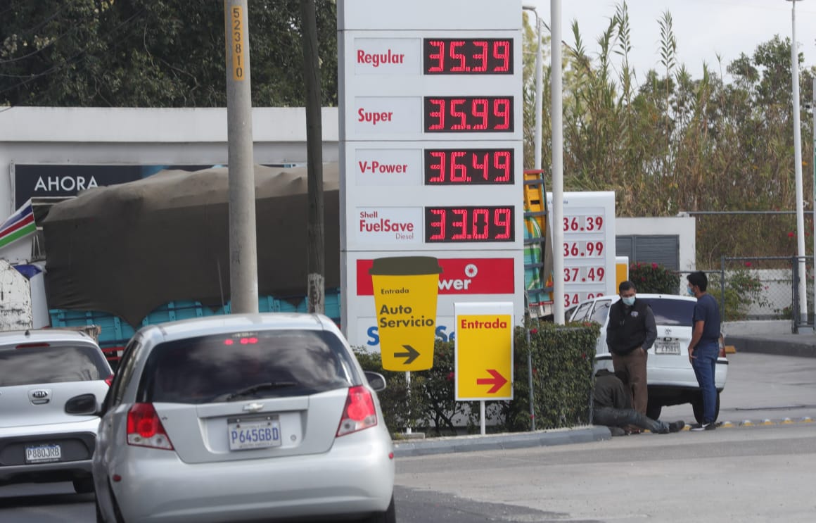 Precios de los combustibles aumentan entre Q2.10 y Q3 por galón, el ajuste más alto en 14 años