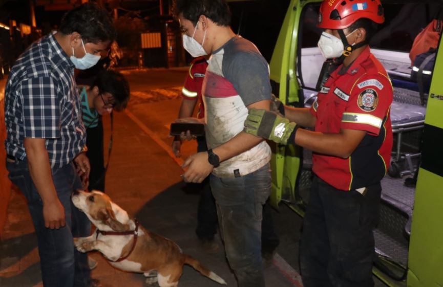 Hombre y su perro cayeron en una barranco en la zona 18