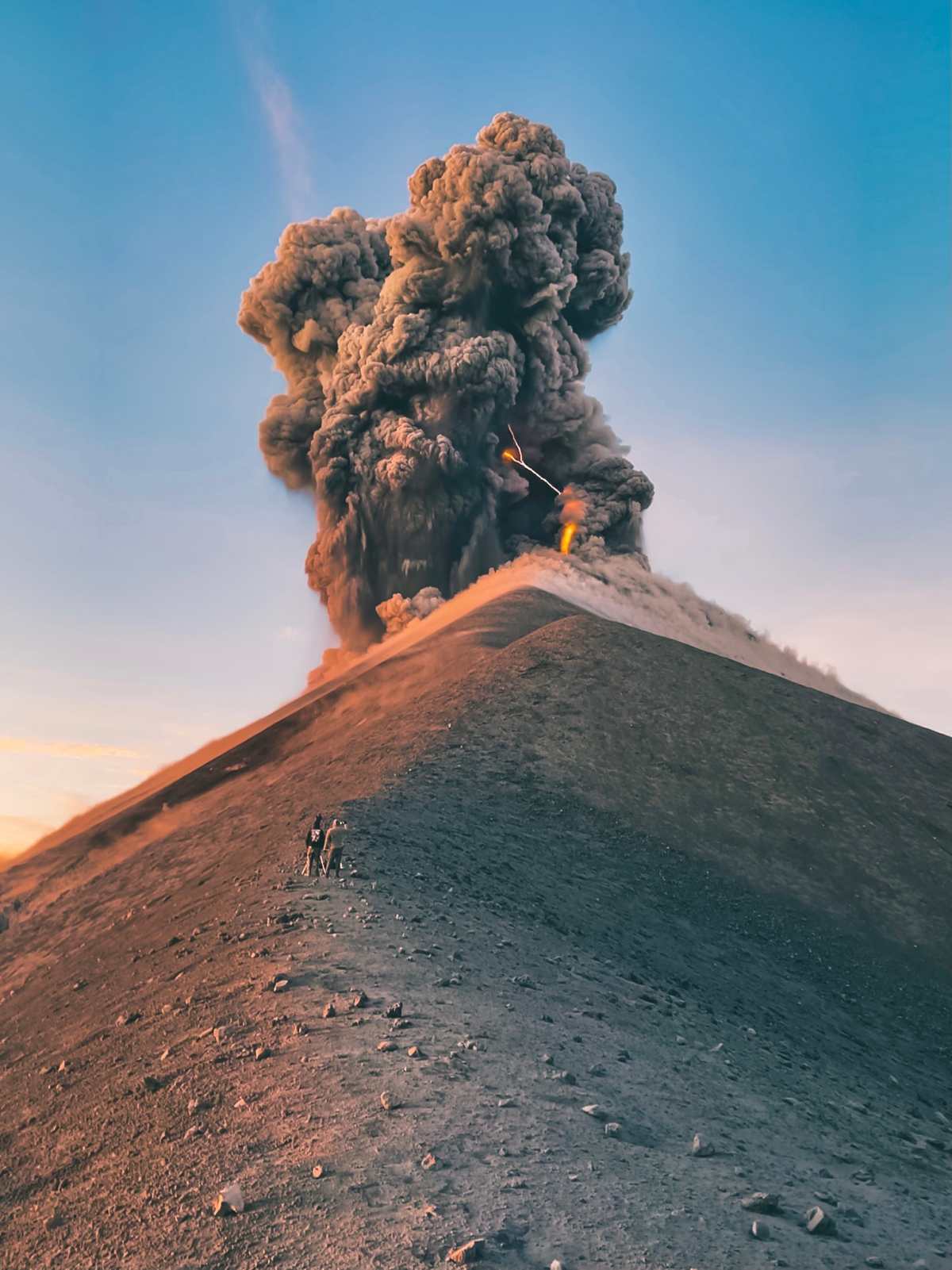 Video: sorprende explosión del Volcán de Fuego en la que se observa un relámpago y esto dicen expertos