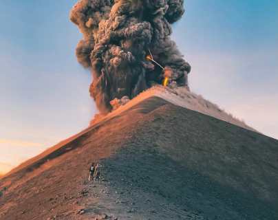 Video: sorprende explosión del Volcán de Fuego en la que se observa un relámpago y esto dicen expertos