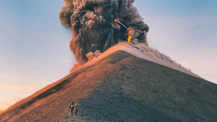 Un relámpago se observa entre una columna de ceniza durante una erupción del Volcán de Fuego. (Foto Prensa Libre: Cortesía Ábner Marcos)