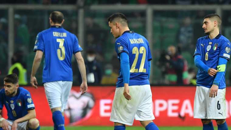 Los jugadores de Italia lamentan el resultado. (Foto Prensa Libre: EFE)