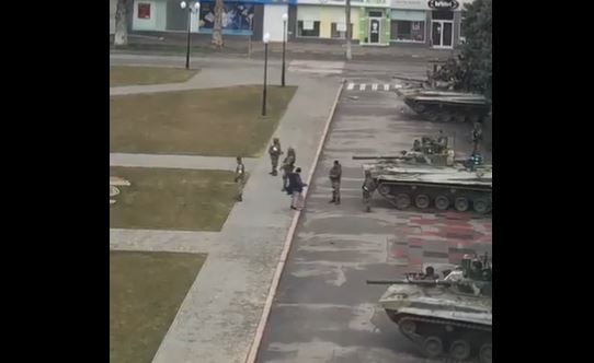 Invasión rusa toma la ciudad de Jersón, Ucrania. (Foto Prensa Libre: Tomada de @load_pm)