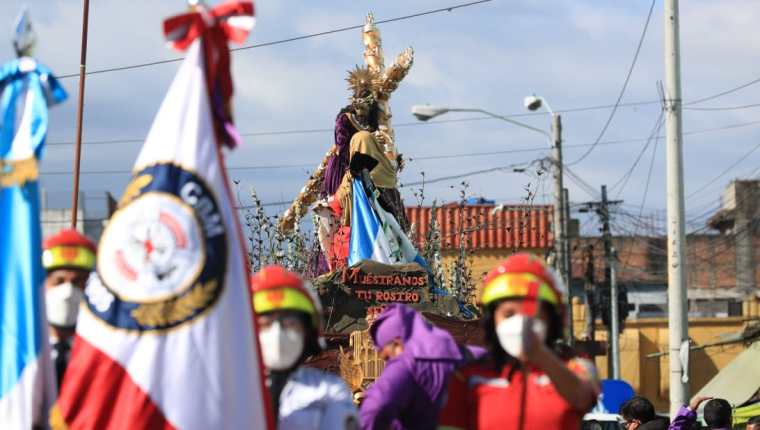 El cortejo procesional de Jesús de la Justicia del templo El Calvario, rinde homenaje a Bomberos Municipales. (Foto: Prensa Libre Elmer Vargas)