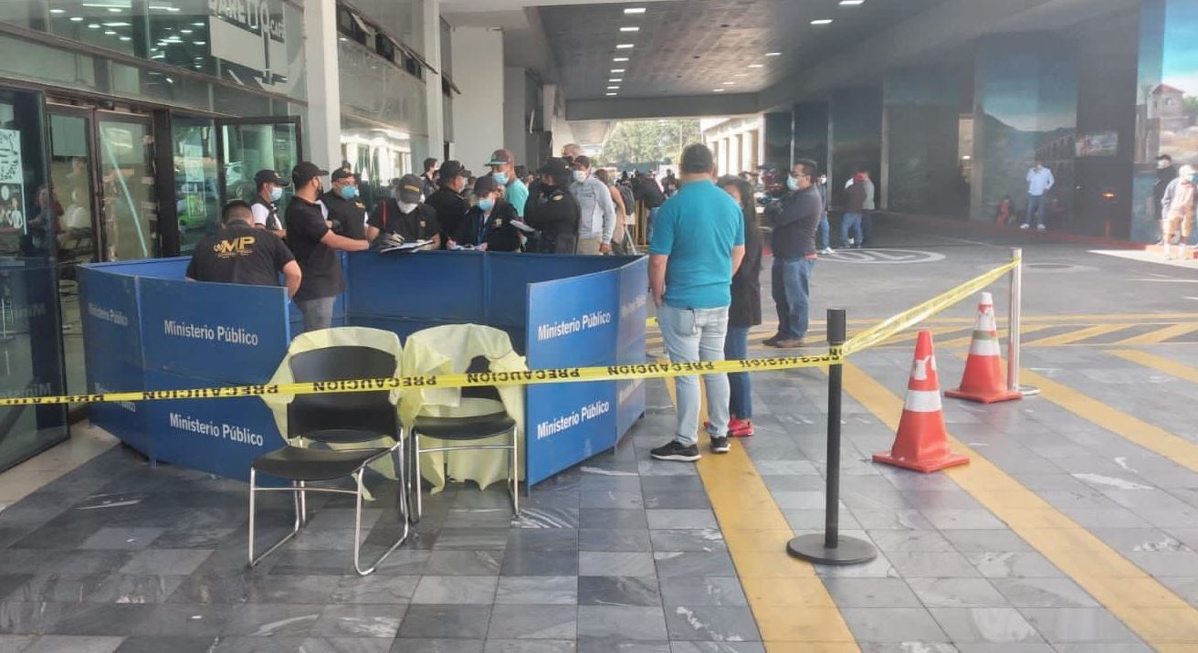 Autoridades en la Salida de Pasajeros del Aeropuerto Internacional La Aurora, en donde murió un hombre que había llegado en un vuelo de Estados Unidos. (Foto Prensa Libre: DGAC)