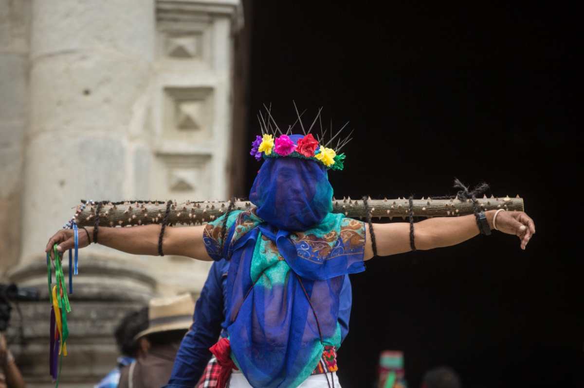“Calle, memoria y tiempo”, el libro que actualiza las narrativas de la Semana Santa guatemalteca