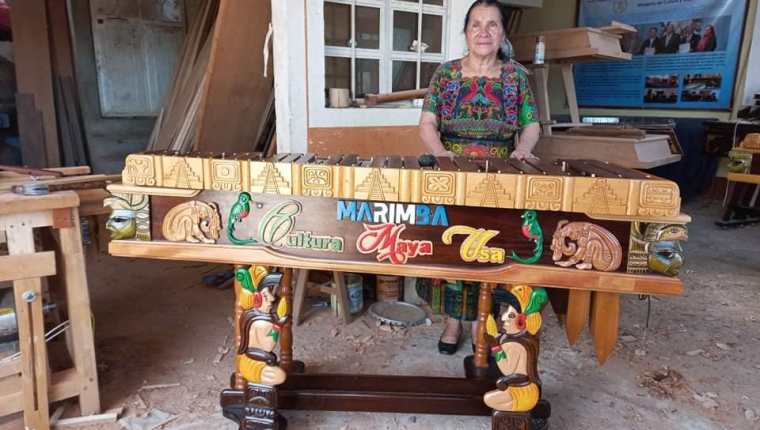 Lorenza de Canastuj es un pilar en el negocio familiar de la marimbas en Totonicapán.  (Foto Prensa Libre: cortesía familia Canastuj)