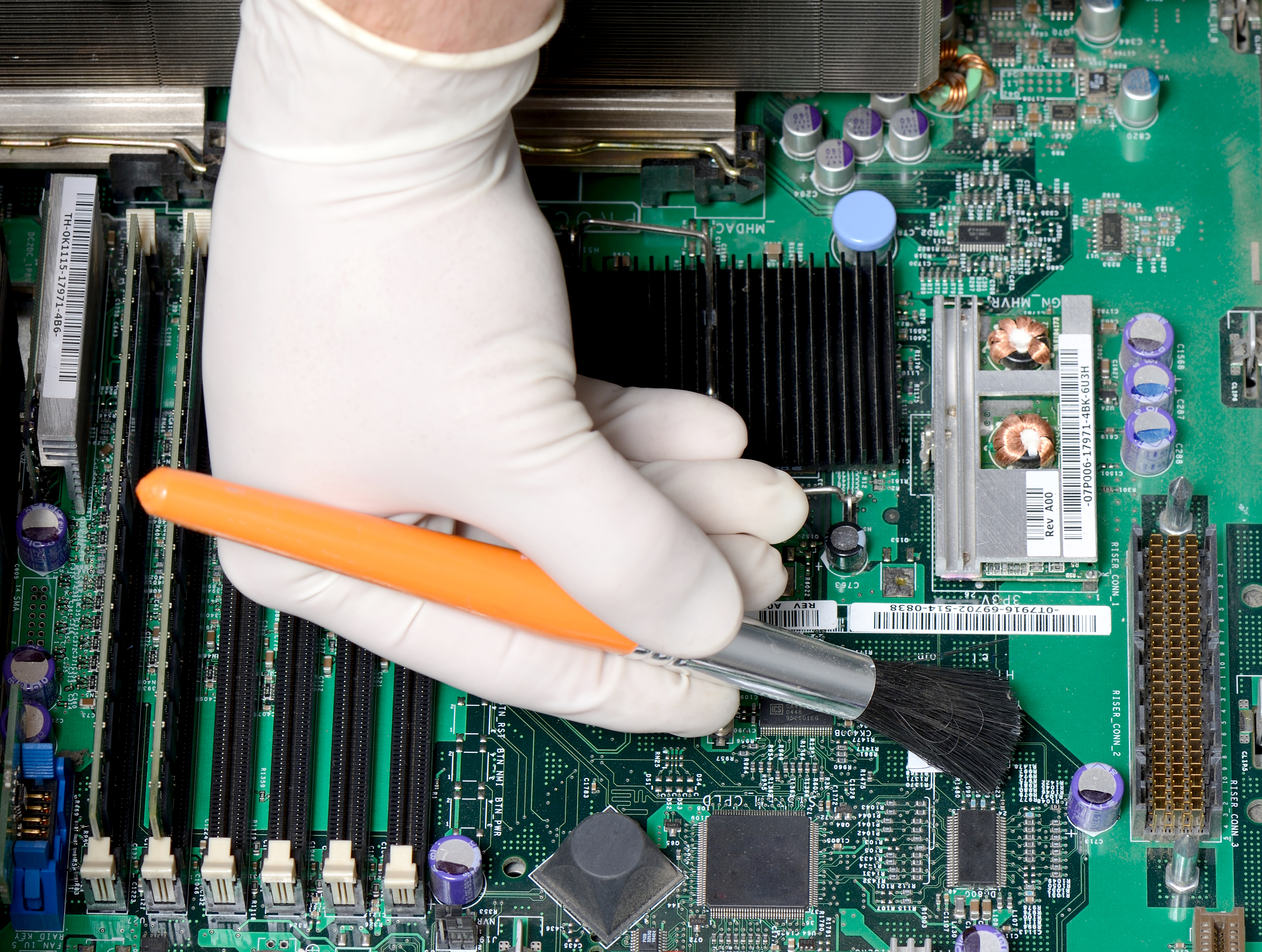 El servicio de mantenimiento en computadoras debe realizarse entre una y dos veces al año. (Prensa Libre: Shutterstock)