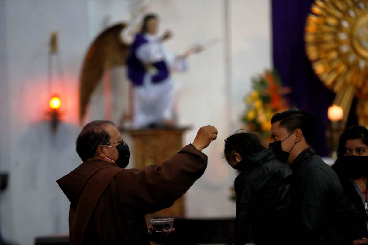 En imágenes: con la imposición de la ceniza, católicos celebran el inicio de la Cuaresma con menos restricciones