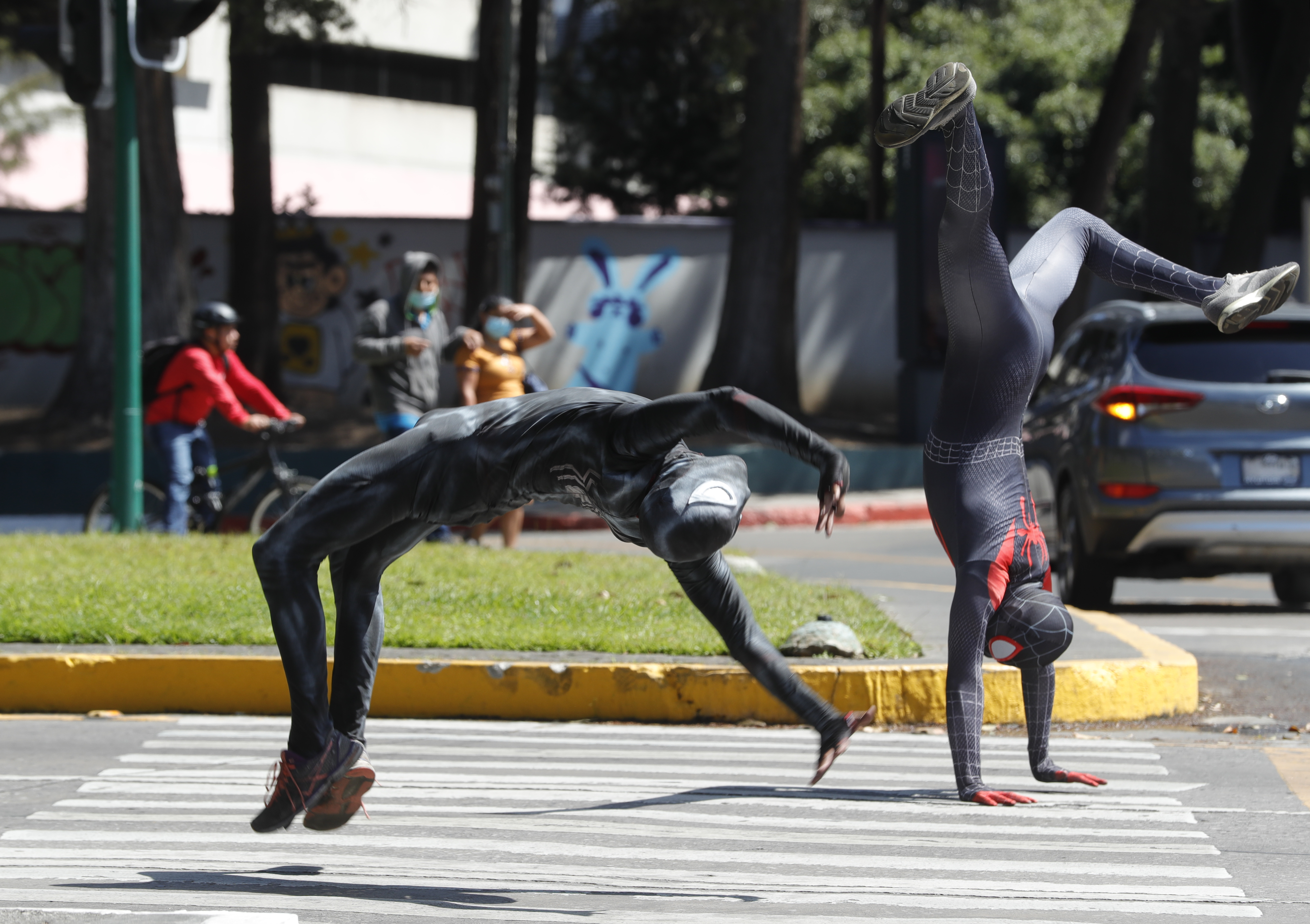 Personas que se dedican al arte de interpretar personajes de superhéroes, recorren las calles de la ciudad para sacarle una sonrisa a los automovilistas. 

(Foto Prensa Libre: Esbin García)