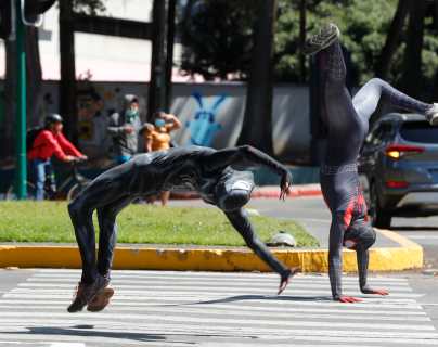 Fotogalería: Superhéroes de carne y hueso salen a las calles para dar alegría a los guatemaltecos y recibir un apoyo económico