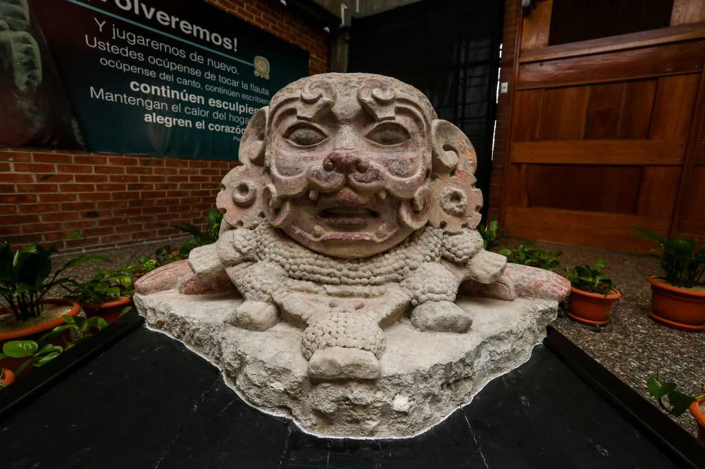 "Rostro jaguar": las imágenes que muestran detalles nunca antes vistos en Guatemala de una pieza maya que se expone en la URL