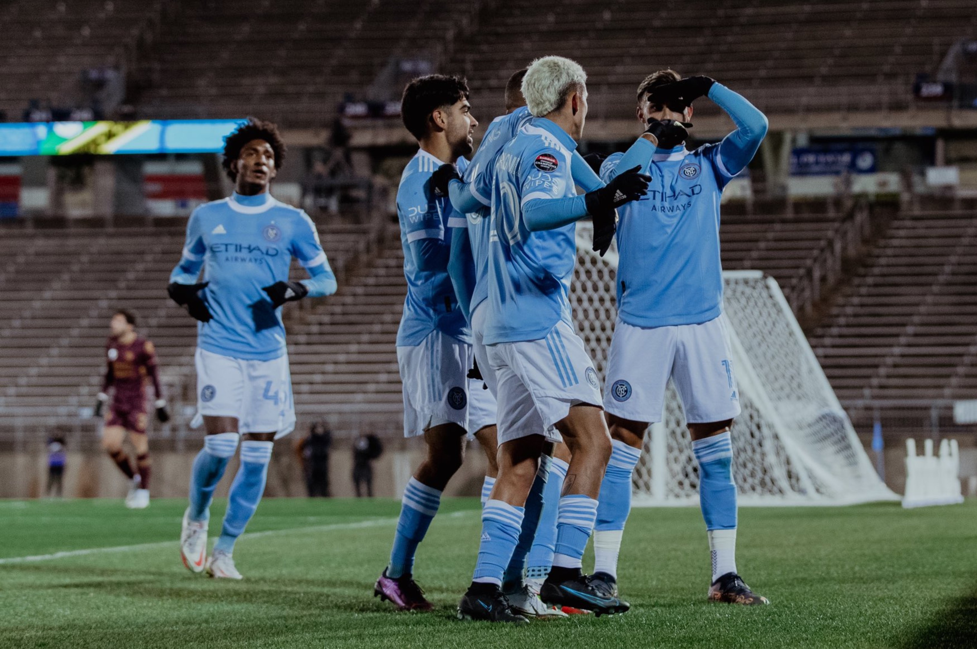 El delantero argentino Valentín Castellanos (1-d) celebra el primer gol del juego. El ariete fue un dolor de cabeza para Comunicaciones. El cuadro de la MLS ganó 3-1. Foto Twitter / NYC FC