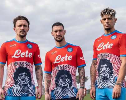 El club Nápoli presenta una nueva camiseta en homenaje a Diego Maradona, su “DIOS”