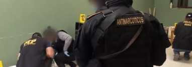 Agentes antinarcóticos de la PNC y fiscales del MP en el narcolaboratorio que ubicaron en la aldea Chinaca, Huehuetenango. (Foto Prensa Libre: PNC)