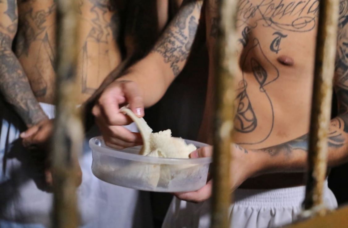 El Salvador raciona los alimentos a pandilleros presos y aumenta medidas de restricción. (Foto Prensa Libre: Tomada de @PenalesSV)