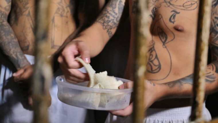 El Salvador raciona los alimentos a pandilleros presos y aumenta medidas de restricción. (Foto Prensa Libre: Tomada de @PenalesSV)