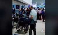 PASAJEROS ESPERAN POR FALLECIDO EN AVIÓN