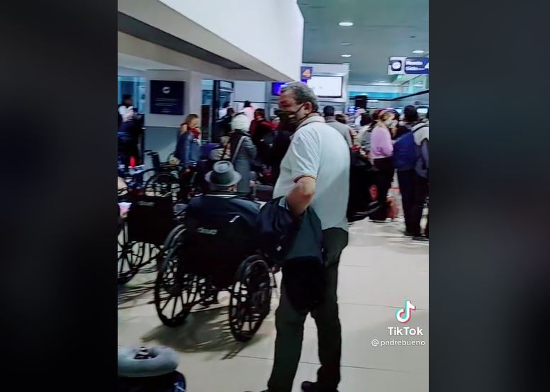 Videos: pasajeros mostraron qué pasó luego de que un pasajero falleciera dentro de un avión en el Aeropuerto La Aurora