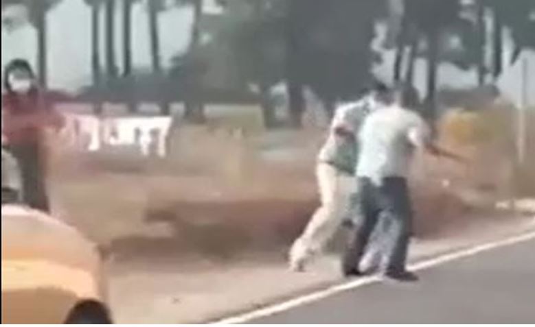 Graban cuando pilotos de buses interrumpen el tránsito y se van a los golpes en Chimaltenango