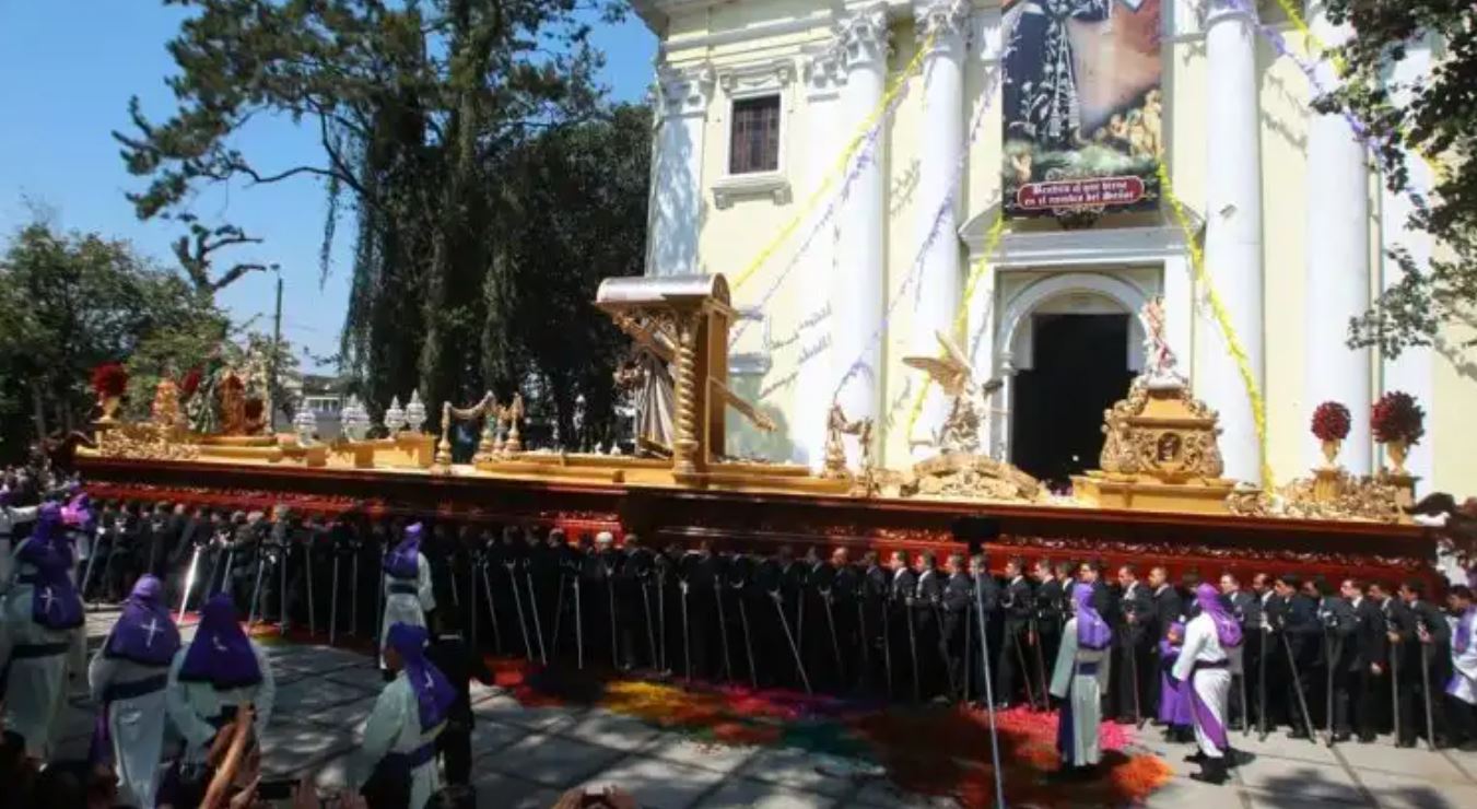 Procesión de Jesús Nazareno del Consuelo sale del Templo de La Recolección. (Foto Prensa Libre: Hemeroteca PL)