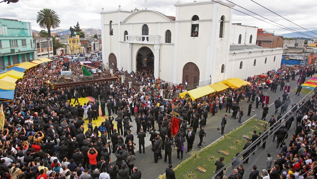 La procesión del primer jueves de cuaresma a su salida del Santuario Arquidiocesano del Señor San José en el 2015. (Foto Prensa Libre: Hemeroteca PL)