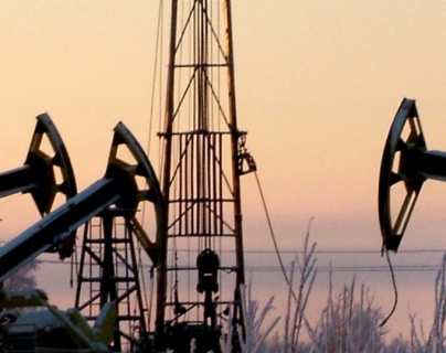 Petróleo cierra al alza tras ataques a instalaciones en Arabia Saudita