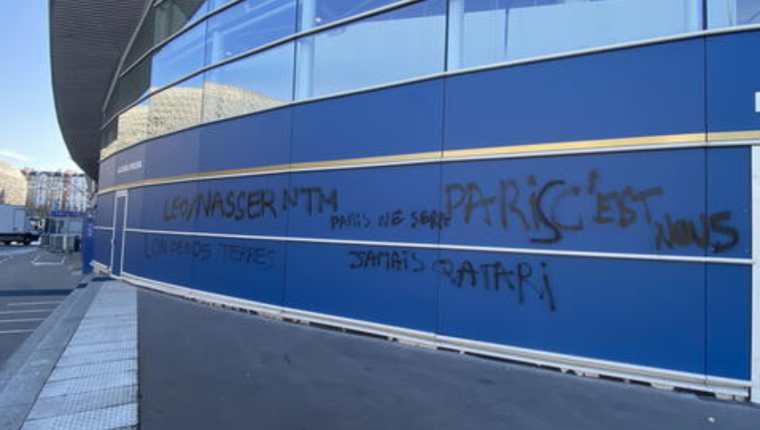 Los fanáticos del PSG siguen inconformes con la junta directiva del equipo a quien le han exigido que dimita. Ahora pintarrajearon algunas de las instalaciones. Foto redes. 