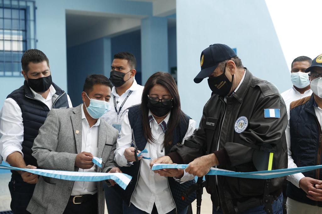 El presidente aseguró que se han remozado escuelas, pero el MSPAS aún no avala el regreso a clases en el sector público si el municipio está en rojo por deficiencias en la infraestructura educativa. (Foto Prensa Libre: Gobierno de Guatemala)