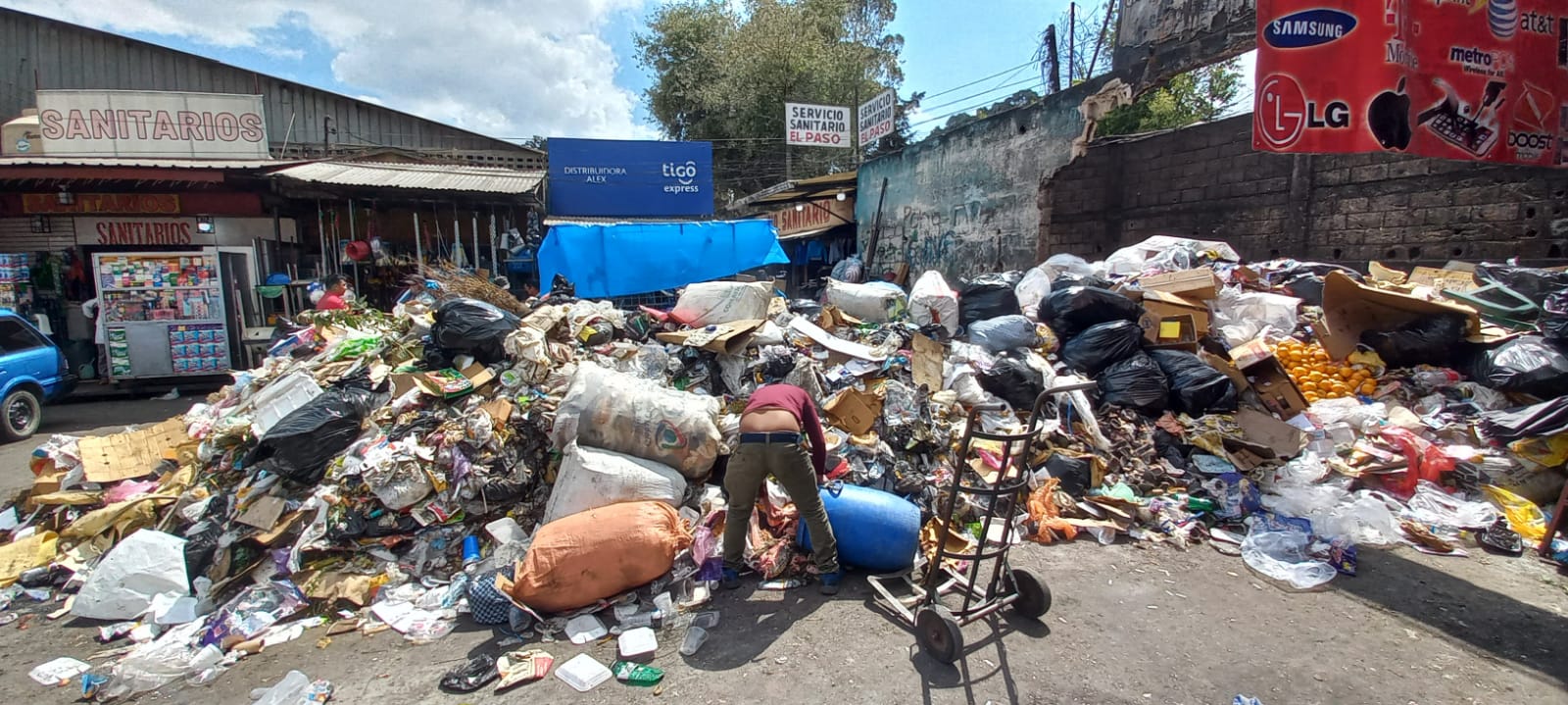 Toneladas de basura se acumulan en las calles de la Ciudad de Quetzaltenango. (Foto Prensa Libre: Mynor Toc)