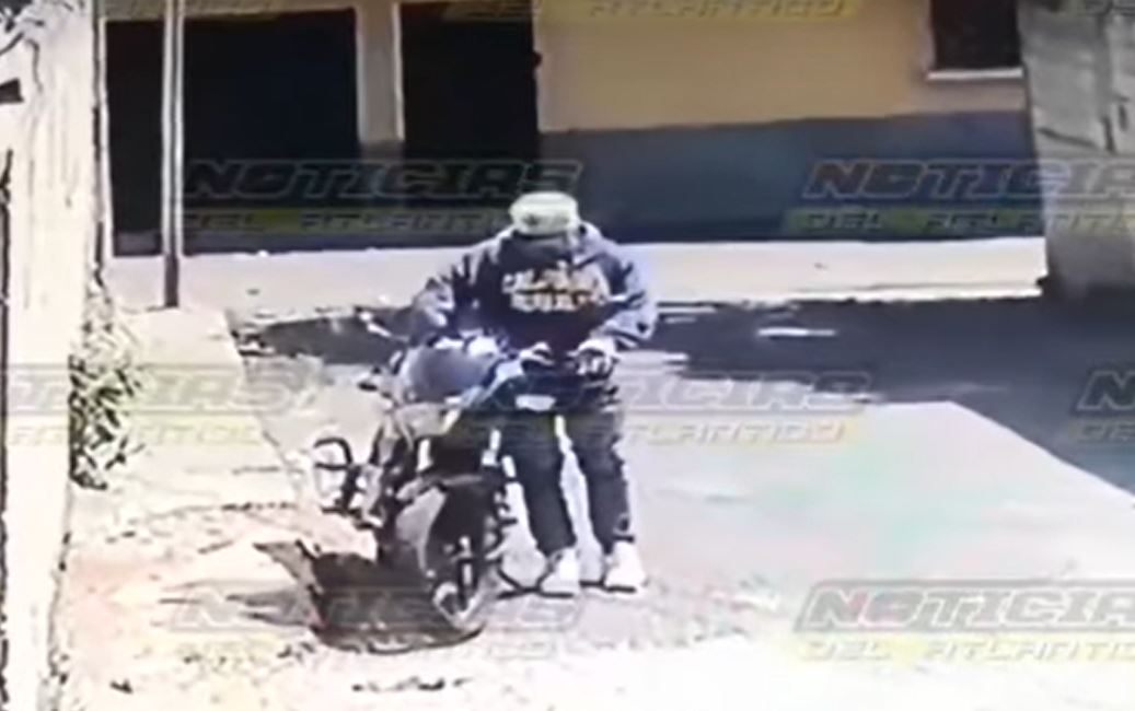 Video muestra cómo se ponen de acuerdo dos sujetos para robar motocicleta en la zona 18