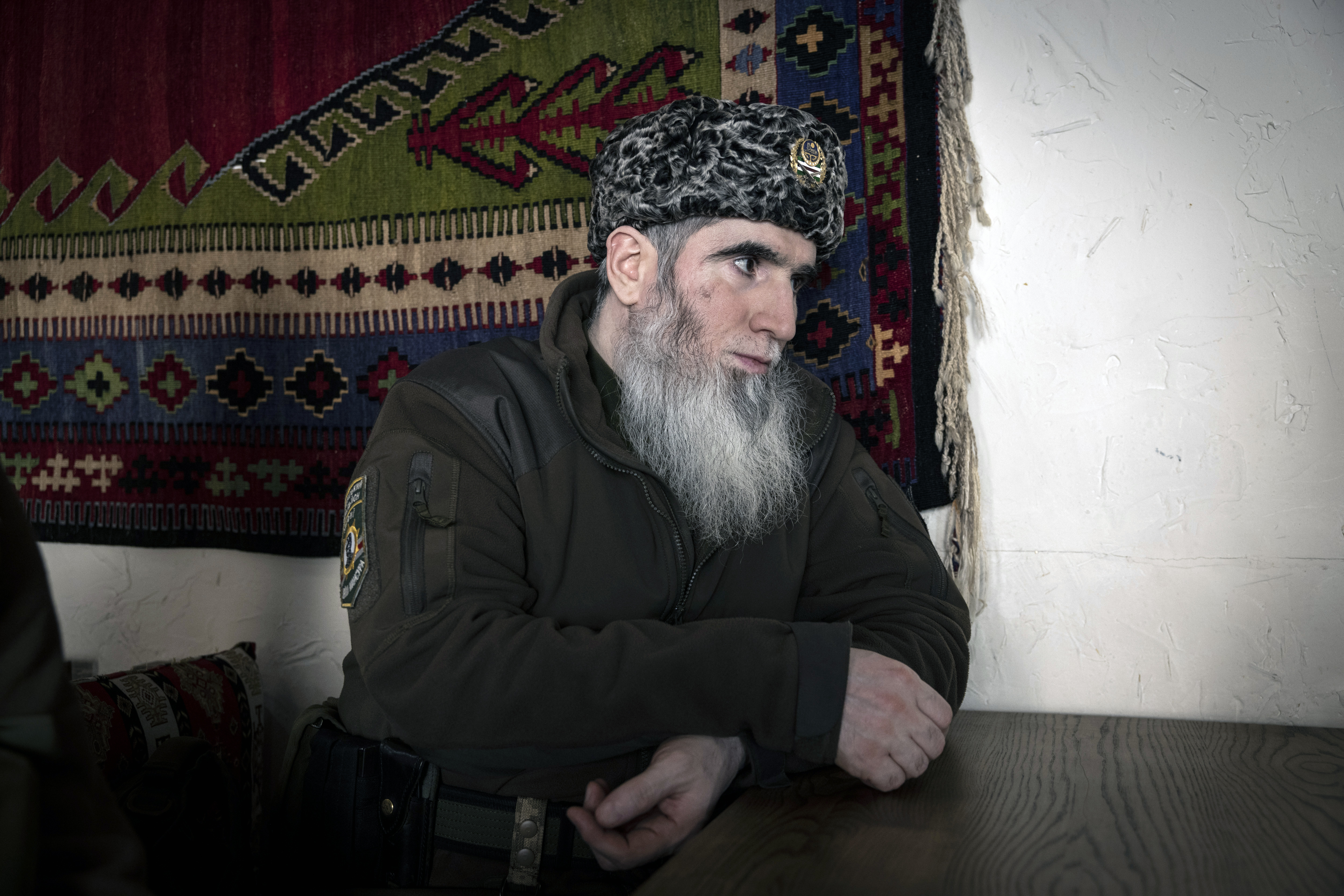 Muslim Cheberloevsky, un veterano de guerra checheno y comandante del batallón jeque Mansur, es entrevistado en Kiev, Ucrania, el 23 de marzo de 2022. (Ivor Prickett/The New York Times).