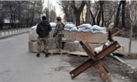 Las tropas rusas continúan con los ataques en el territorio ucraniano. (Foto Prensa Libre: EFE)