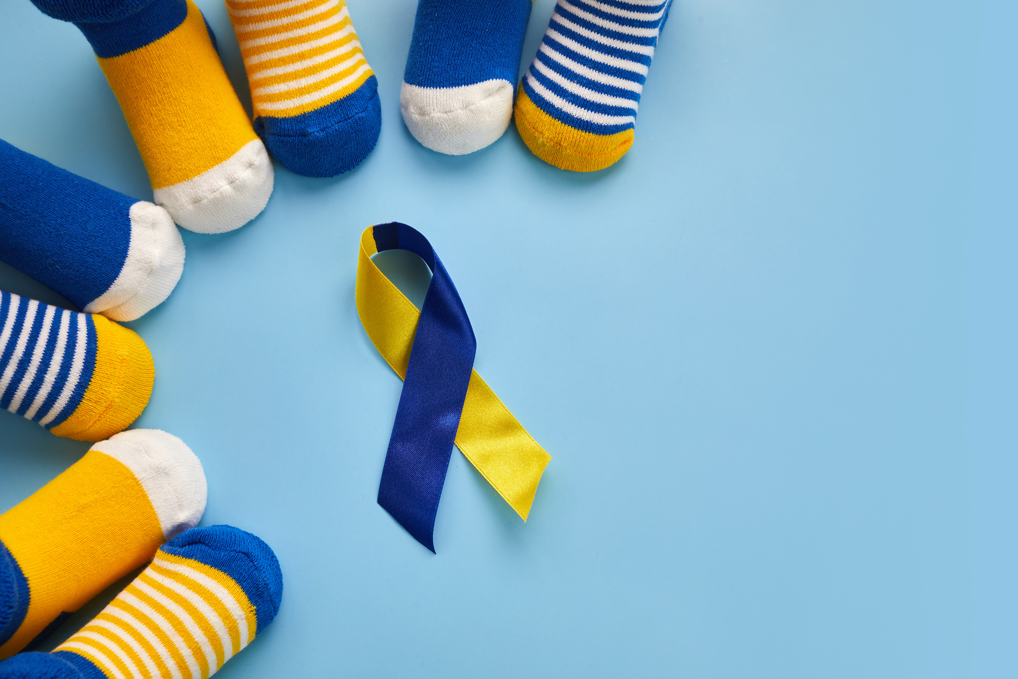 vestir calcetines de diferente color es un símbolo de apoyo a las personas con síndrome Down