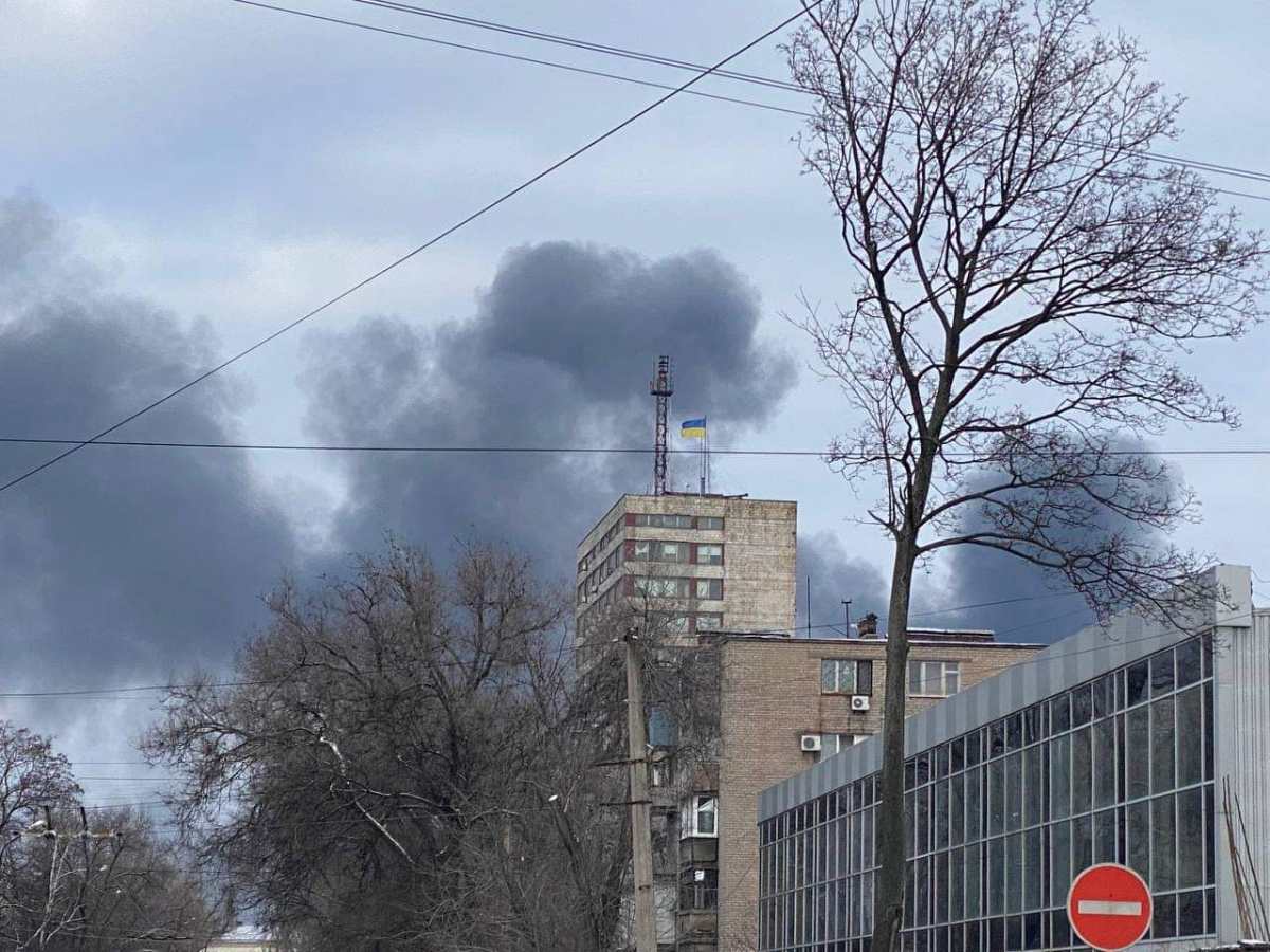 Ucrania señala a Rusia de haber bombardeado un edificio de la Cruz Roja en Mariúpol