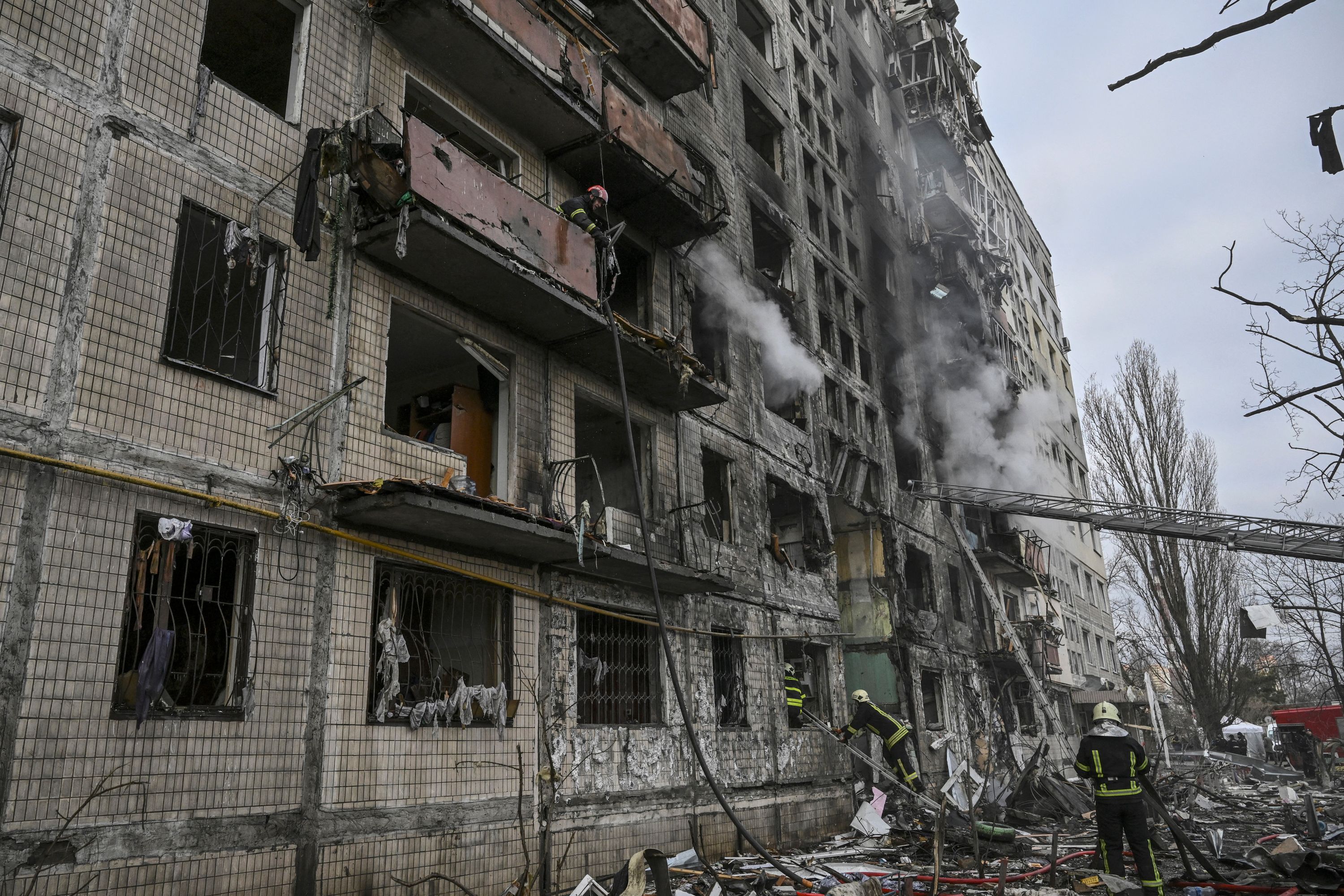 La invasión de Rusia ha dehado destrucción y muerte en Ucrania. (Foto Prensa Libre: AFP)