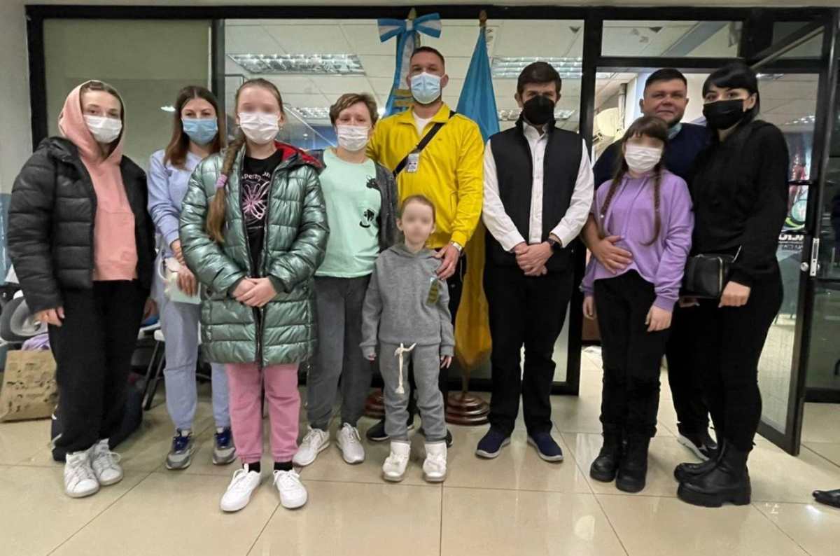 Familias de Ucrania llegan a Guatemala y ya suman 19 personas de ese país que ingresan como refugiados por la invasión de Rusia