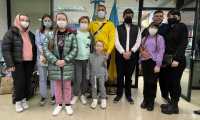 Siete personas, integrantes de 4 familias ucranianas, arribaron al Aeropuerto Internacional La Aurora, en calidad de refugiados. (Foto Prensa Libre: Migración)