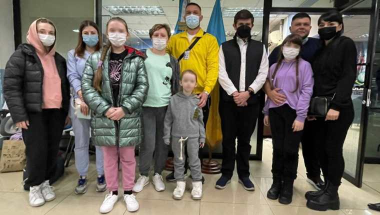 Siete personas, integrantes de 4 familias ucranianas, arribaron al Aeropuerto Internacional La Aurora, en calidad de refugiados. (Foto Prensa Libre: Migración)